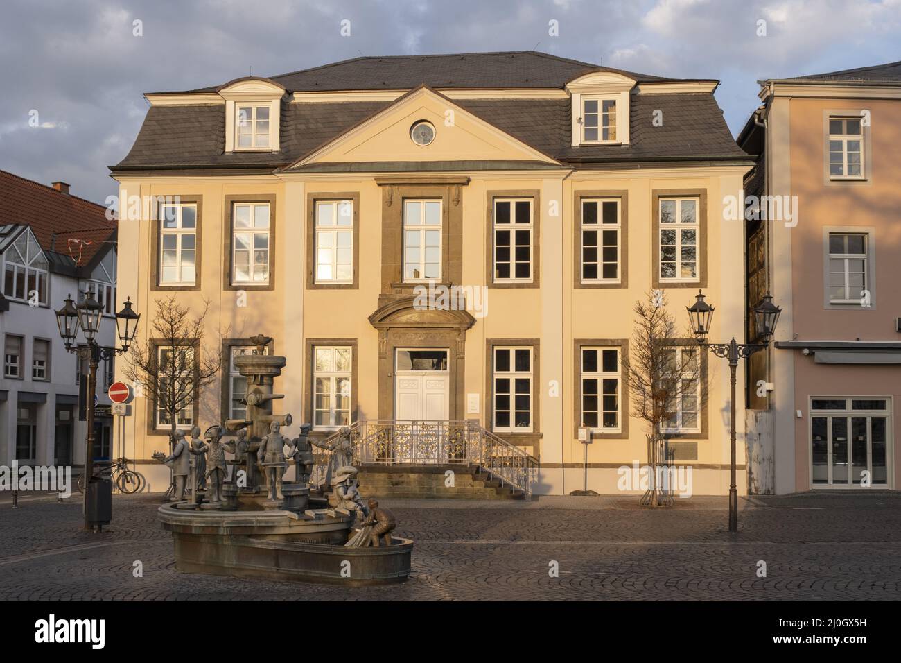 Fontana cittadina di fronte al palazzo della città, Lippstadt, Westfalia, Germania, Europa Foto Stock