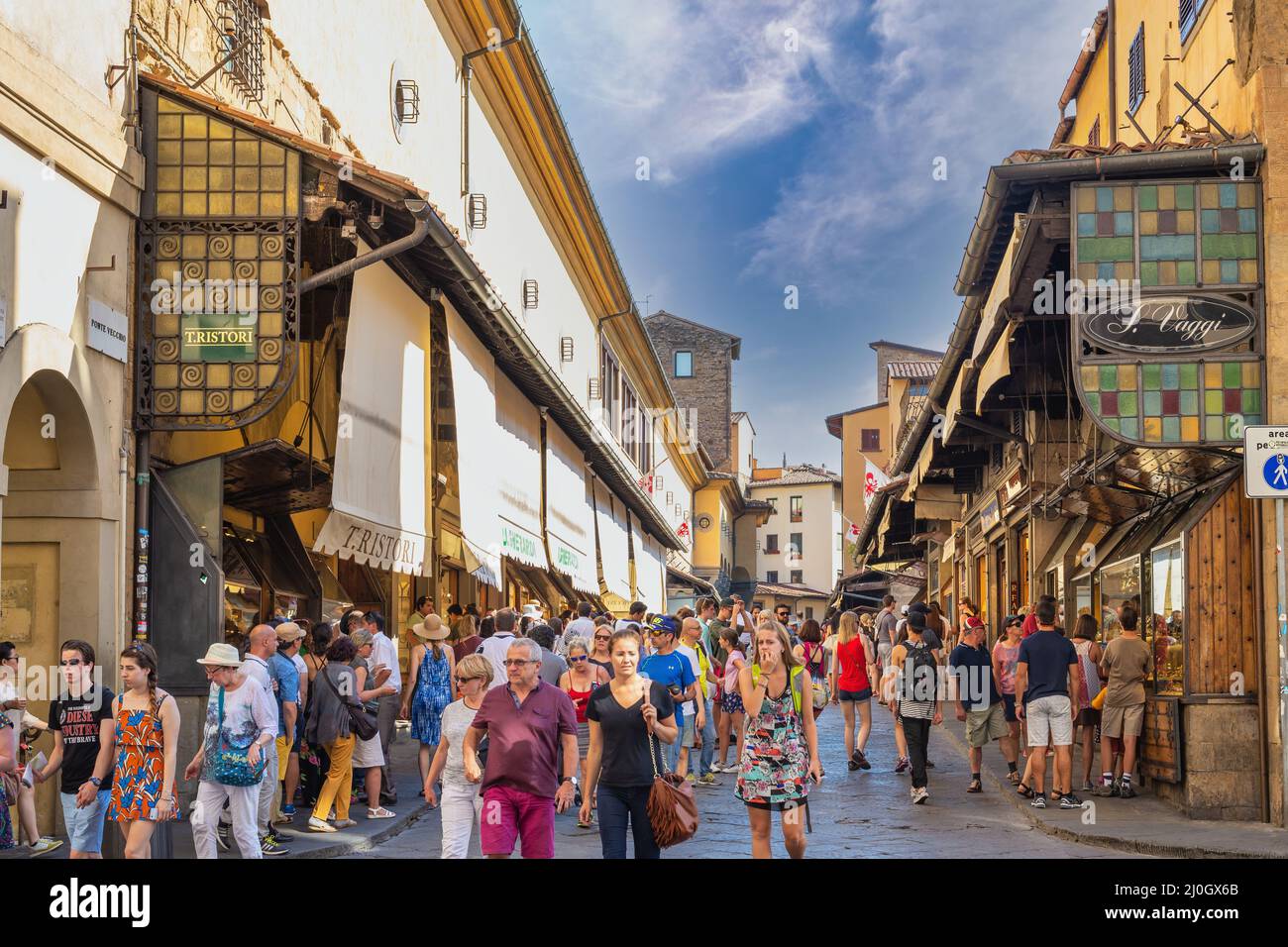 Firenze, Italia - 1 luglio 2015 : molti negozi turistici e di gioielleria sul Ponte Vecchio, Toscana Italia Foto Stock