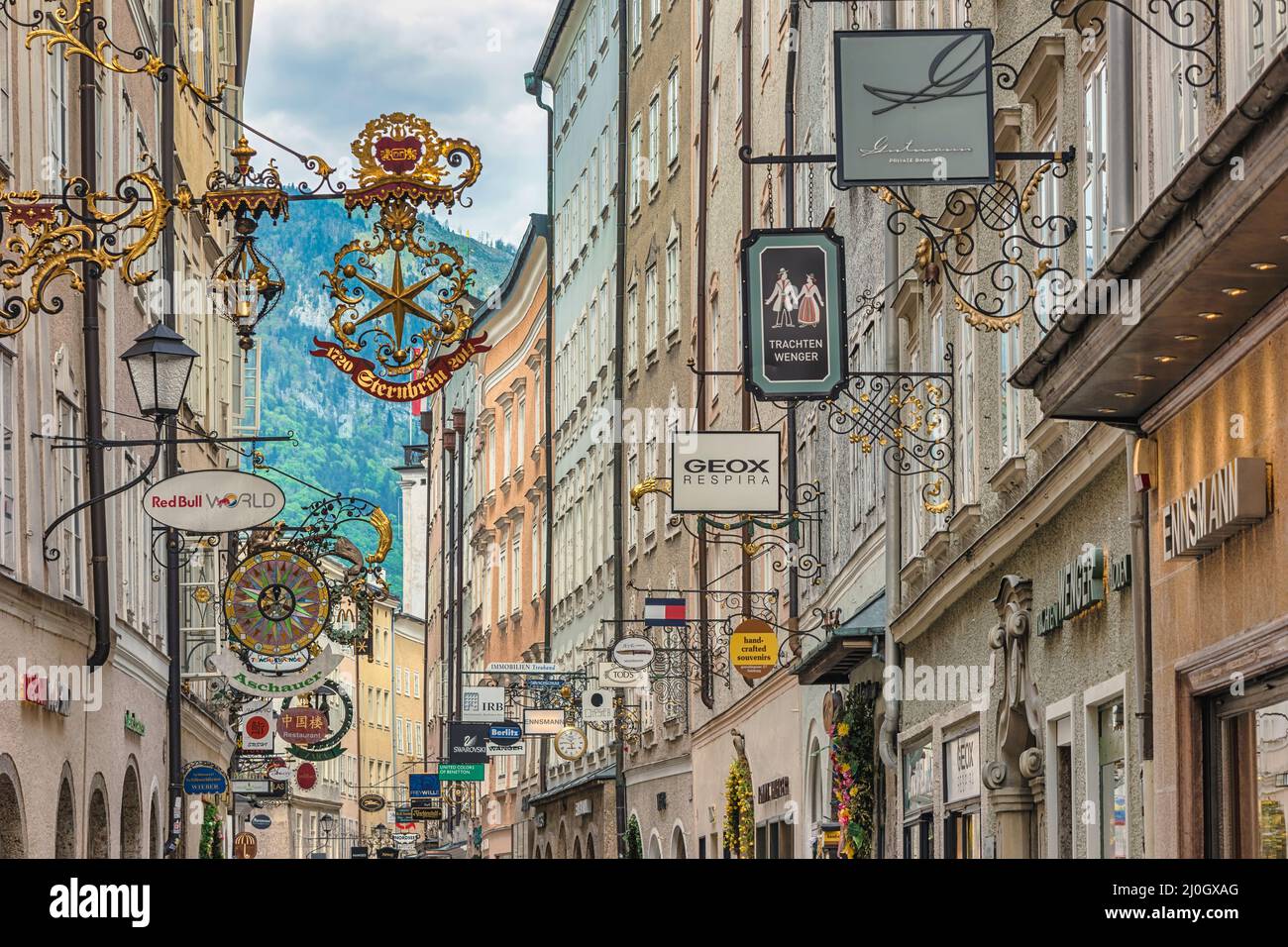Salisburgo, Austria - Maggio 19,2019 : skyline della città e cartelli in ferro battuto in Via Grain Lane, la famosa via dello shopping di Salisburgo Austria Foto Stock