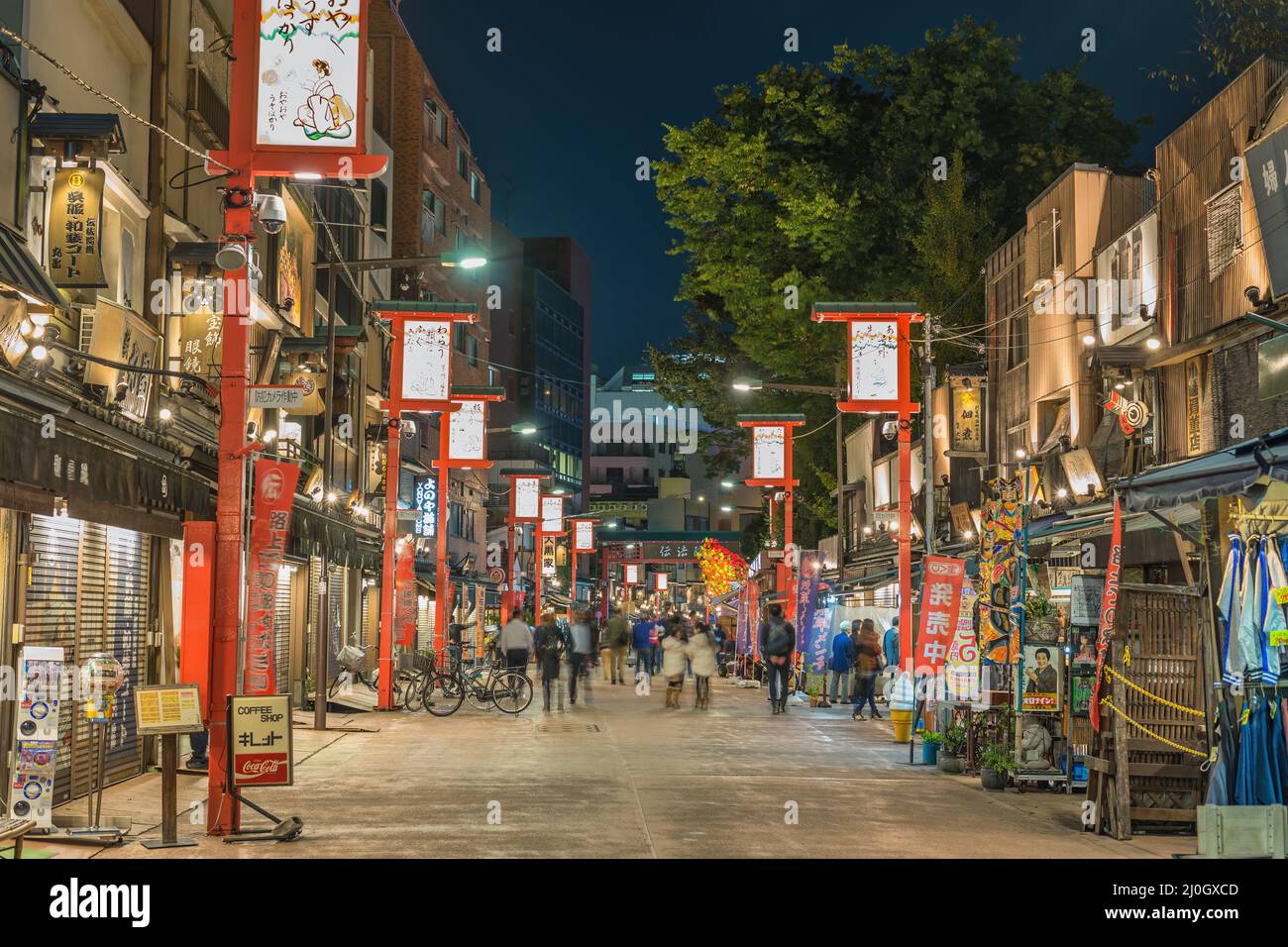 Tokyo, Giappone - 26 ottobre 2017 : passeggiata turistica a Nakamise Shopping Street di notte Foto Stock