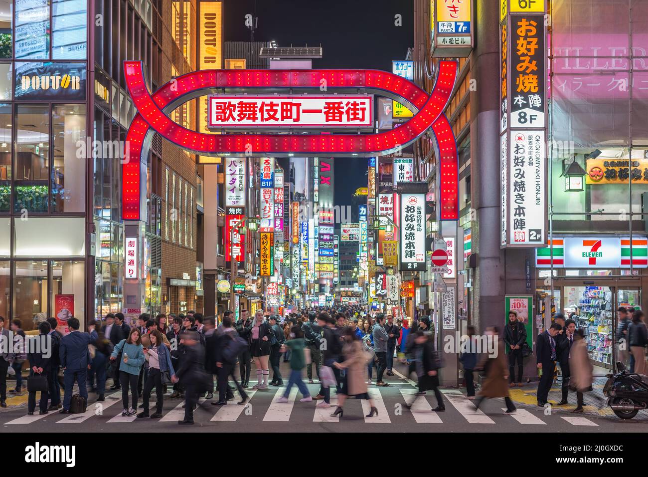 Tokyo, Giappone - 27 ottobre 2017 : scena notturna di passeggiate turistiche a Kabukicho Street, Shinjuku, Tokyo, Giappone Foto Stock