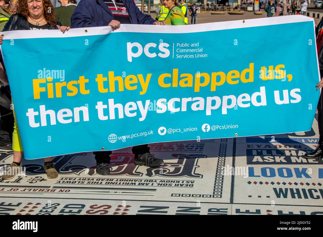 Blackpool, Lancashire.UK 19 marzo 2022; PCS, Public and Commercial Services Union. "Prima ci hanno aggrappati”, per la Conferenza di primavera del Partito conservatore. L'arrivo dei delegati per due giorni di discorsi e dibattiti sarà l'evento più di alto profilo nel nuovo complesso da quando sono stati completati i lavori di ristrutturazione. I manifestanti e gli attivisti anti-Tory si riuniscono sul lungomare con bandiere, striscioni sindacali, cartelli, pubblicazioni e cartelli scritti a mano per protestare contro il governo Tory. Credit MediaWorldImages/AlamyLiveNews Foto Stock