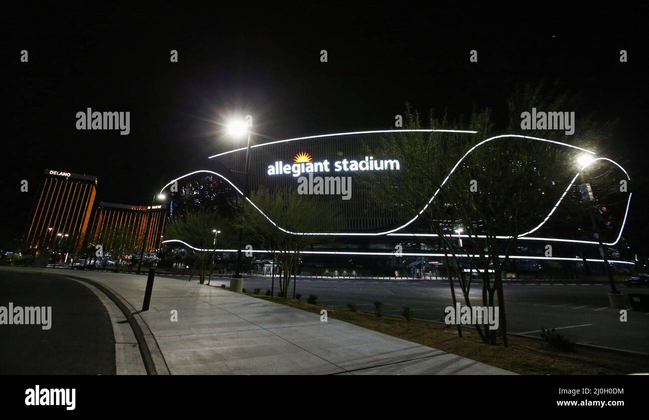 Las Vegas, Stati Uniti. 18th Mar 2022. Una vista esterna dello Stadio Allegiant di notte con il Mandalay Hotel & Casino sullo sfondo. Credit: SOPA Images Limited/Alamy Live News Foto Stock