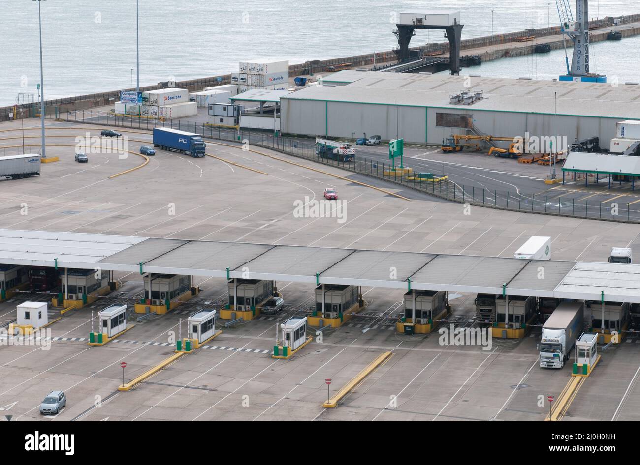 I camion sulla stazione di dover ormeggia prima della dogana per trasferire le merci in Francia. Foto Stock