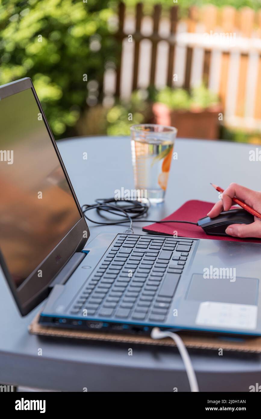 L'ufficio lavora sul laptop all'aperto: Un ambiente di lavoro sano Foto Stock