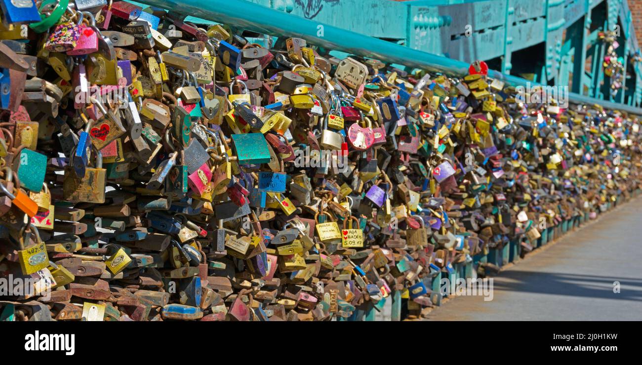 Molte lucchetti d'amore sul ponte tumski a Wroclaw Foto Stock