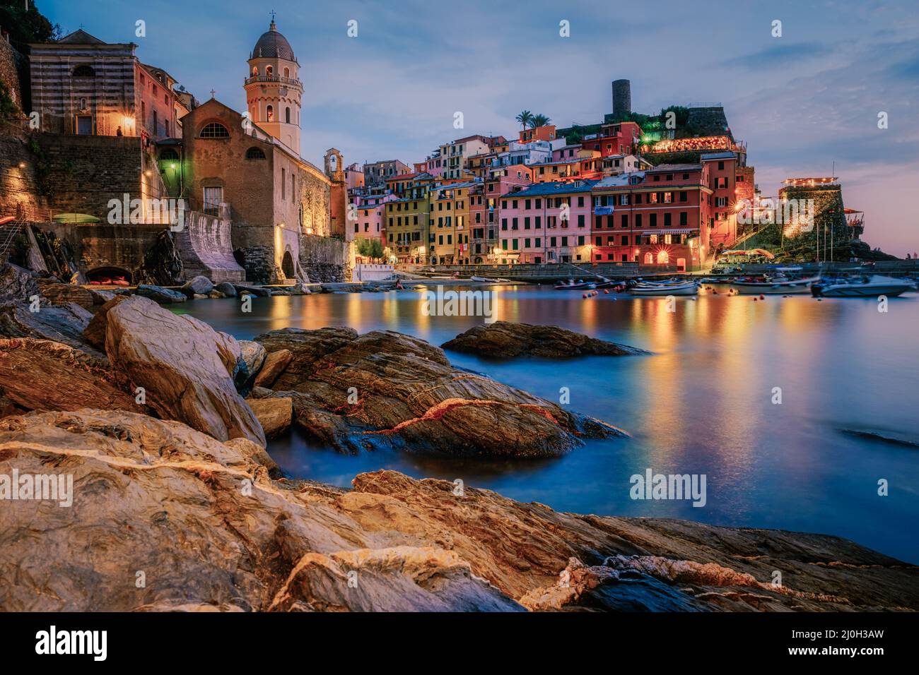 Pittoresco villaggio costiero di Vernazza, cinque Terre, Italia. Foto Stock