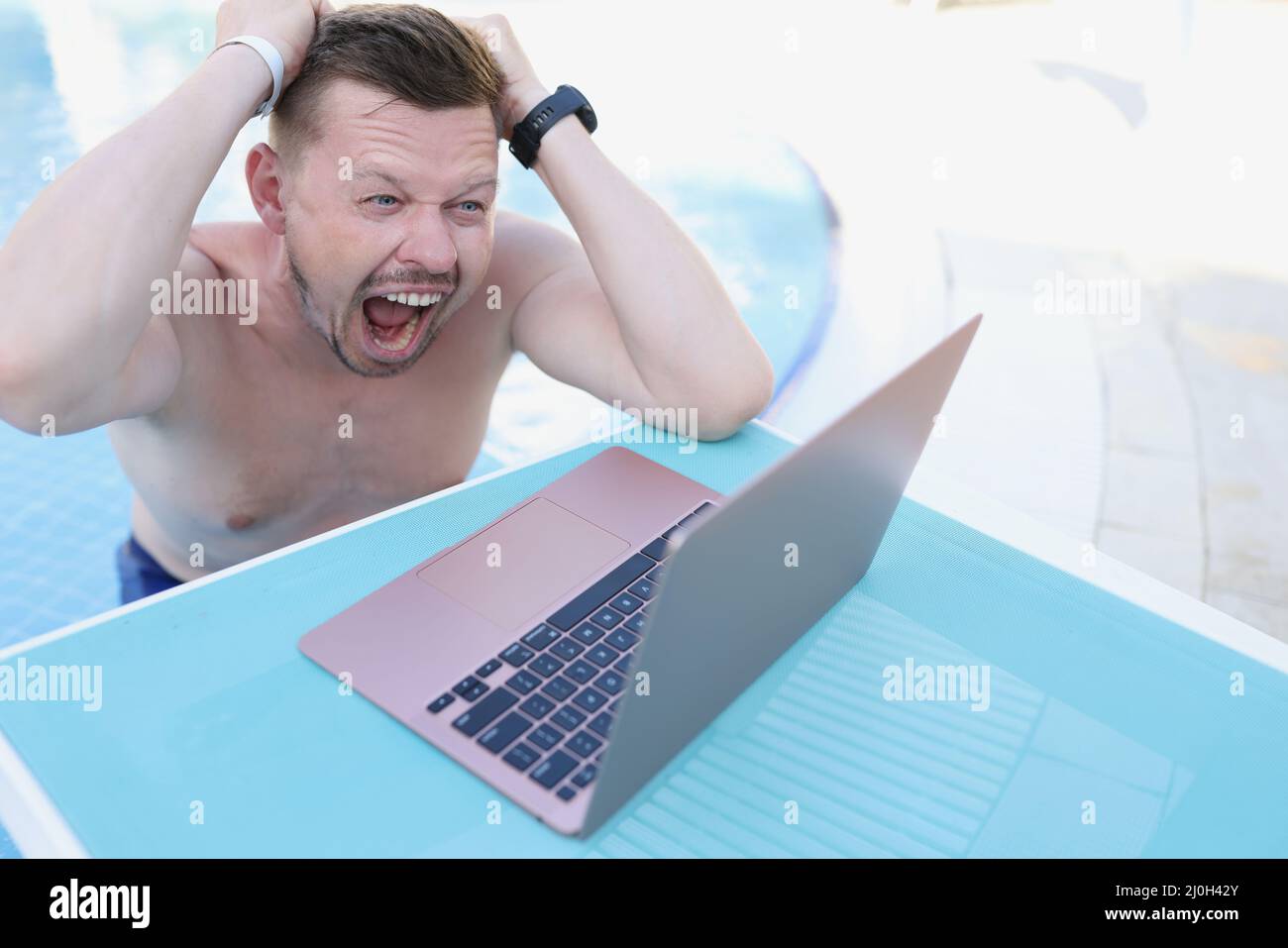 Toccare la testa con le mani, in ritardo con il progetto di lavoro, scadenza fallita, panico e stress Foto Stock