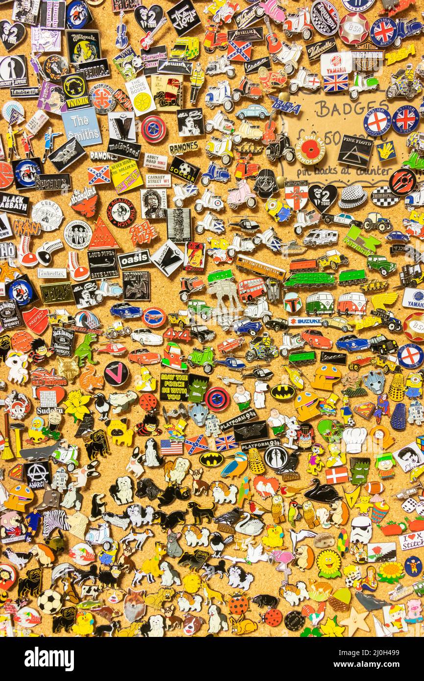 Collezione di badge collezionabili di auto treni e personaggi cartoni animati in Swadlincote Derbyshire Foto Stock