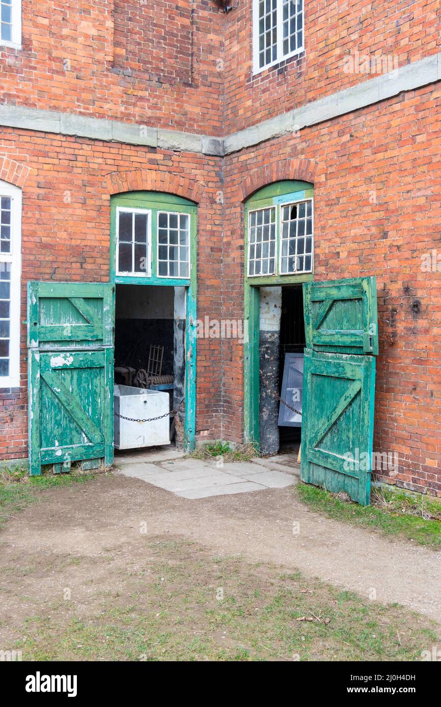 Porte stalle verdi in difficoltà presso le scuderie di Calke Abbey Ticknell Derbyshire Foto Stock