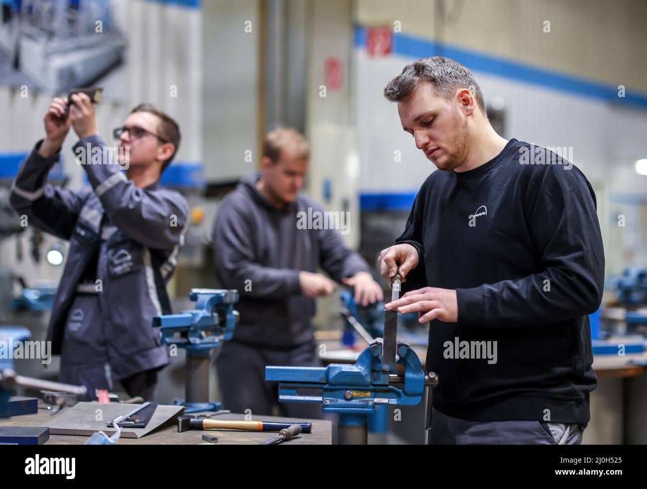 Oberhausen, Renania settentrionale-Vestfalia, Germania - tirocinanti nelle professioni della lavorazione del metallo. Apprendisti che si depositano via come parte della loro formazione di base all'UOMO Foto Stock