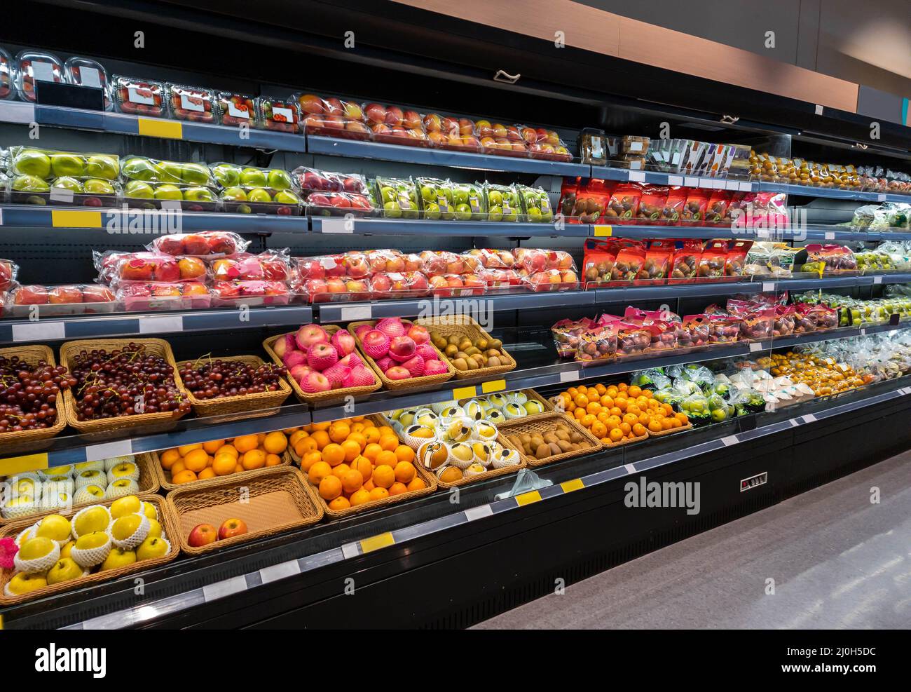 Vari tipi di frutta fresca in scaffale nel moderno supermercato. Foto Stock
