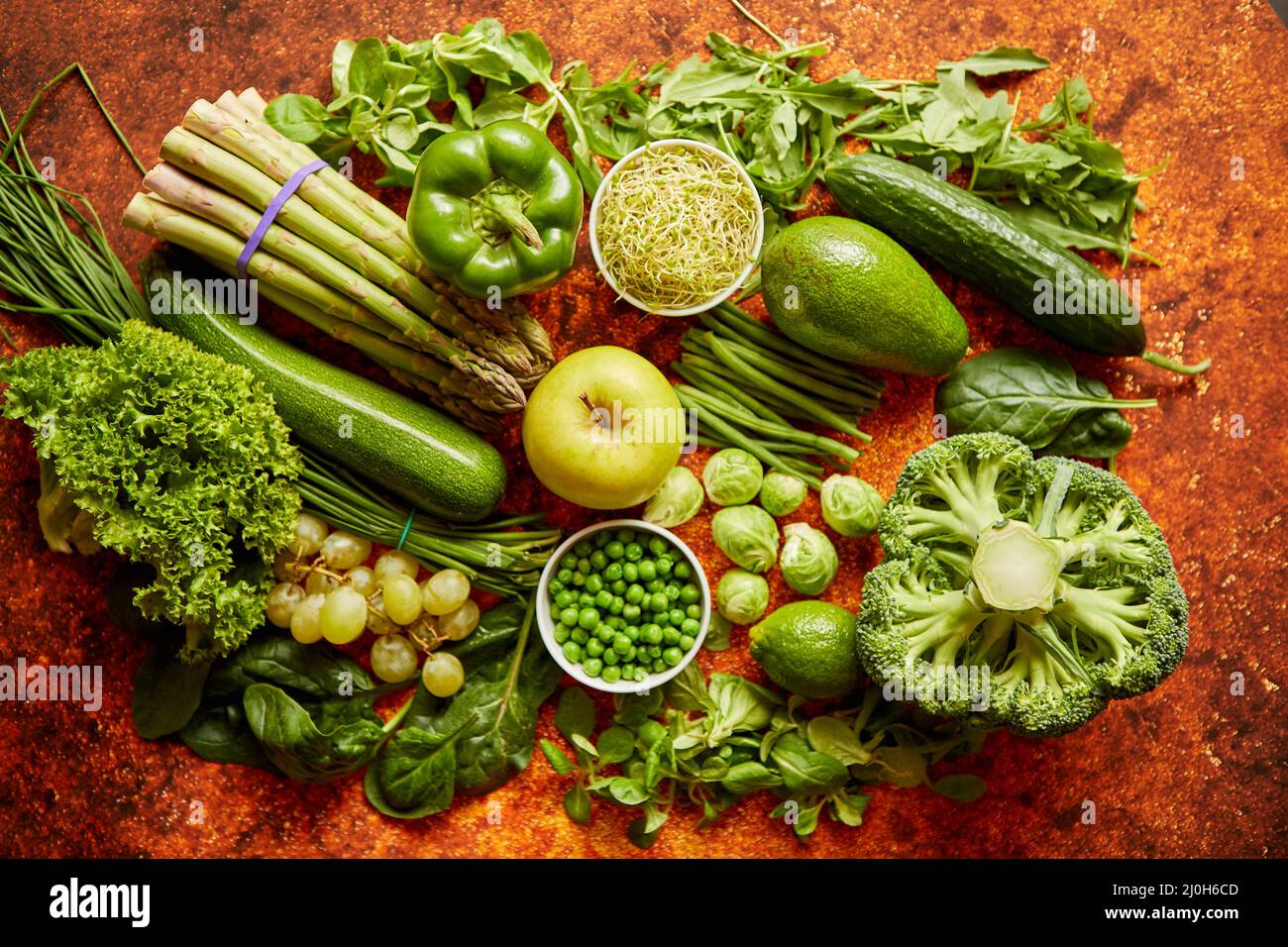 Verdure fresche a foglia verde e assortimento di frutta e collocato su un metallo arrugginito Foto Stock