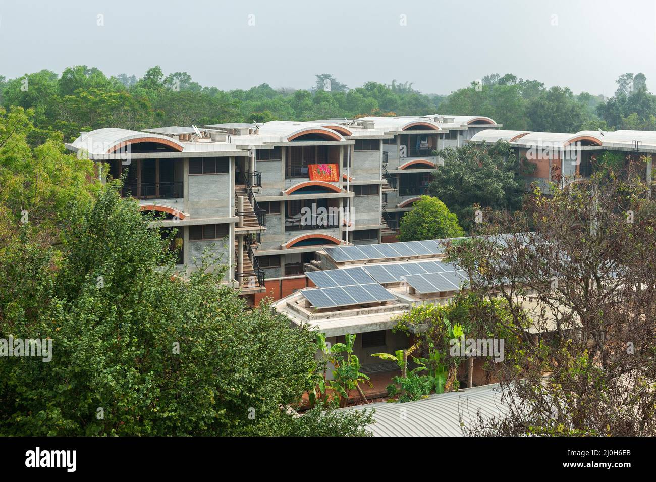 Auroville, India - 18 marzo 2022: Comunità di Humanscapes nella zona residenziale. Progettato da Suhasini Ayer. Edificio finito nel 2019. Foto Stock