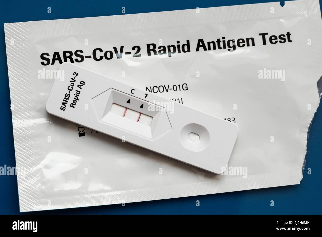 Test positivo Covid-19 - Test rapido dell'antigene Sars-COV-2, Foto Stock