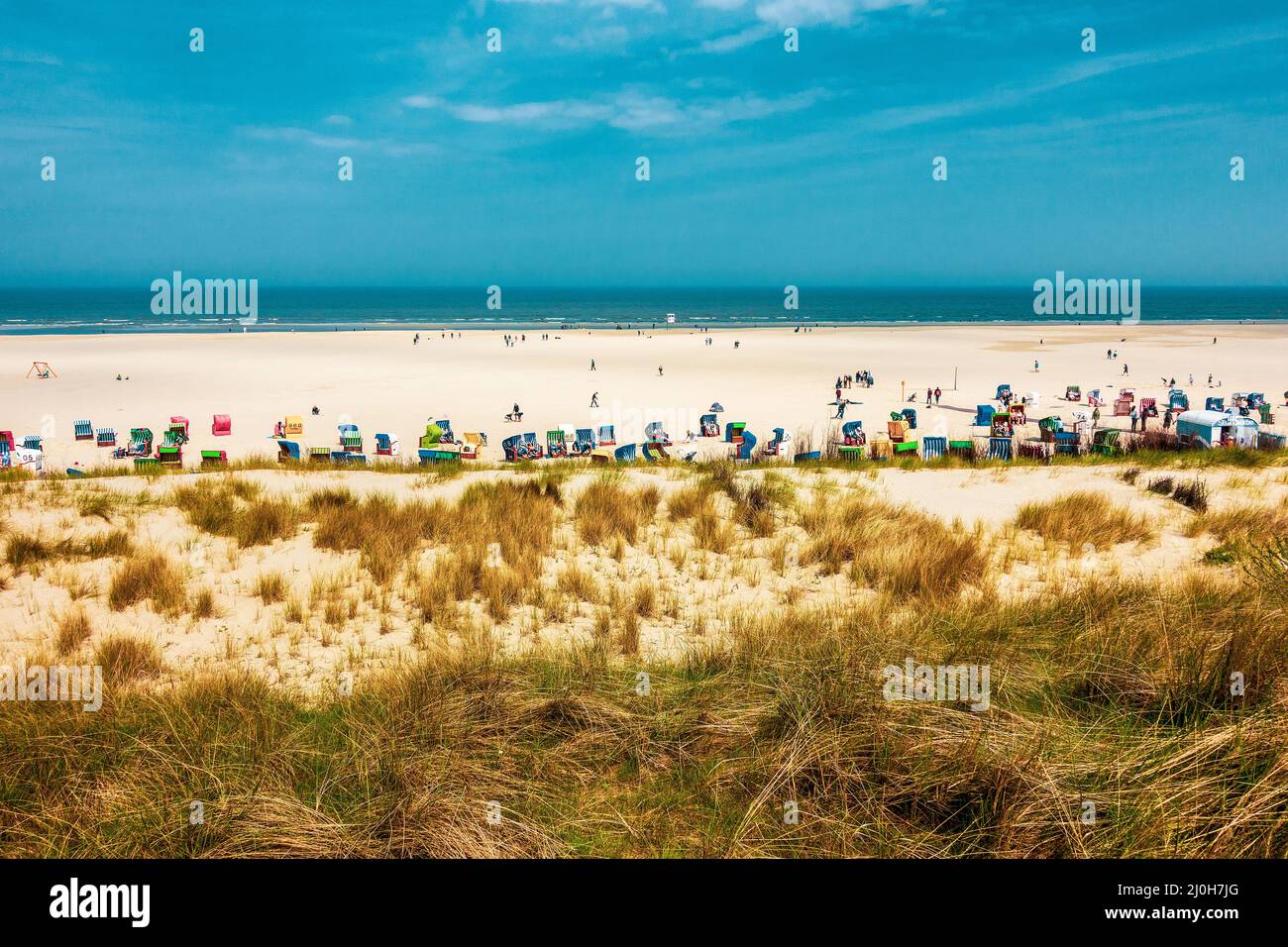 Spiaggia con bagnanti vacanzieri sull'isola di Juist nel Mare del Nord Foto Stock