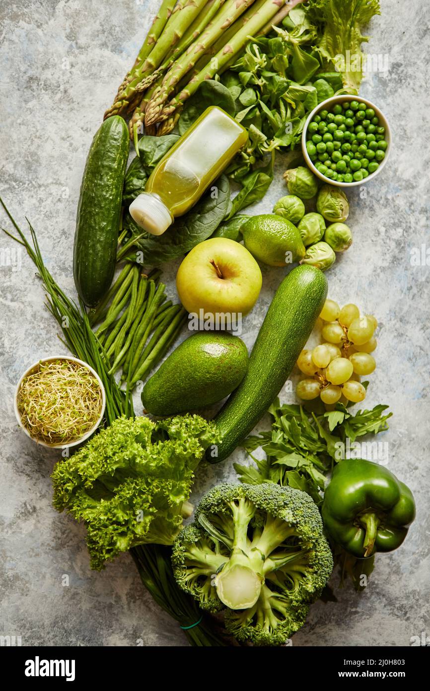 Verde antiossidante ortaggi organici, frutta ed erbe poste su pietra grigia Foto Stock