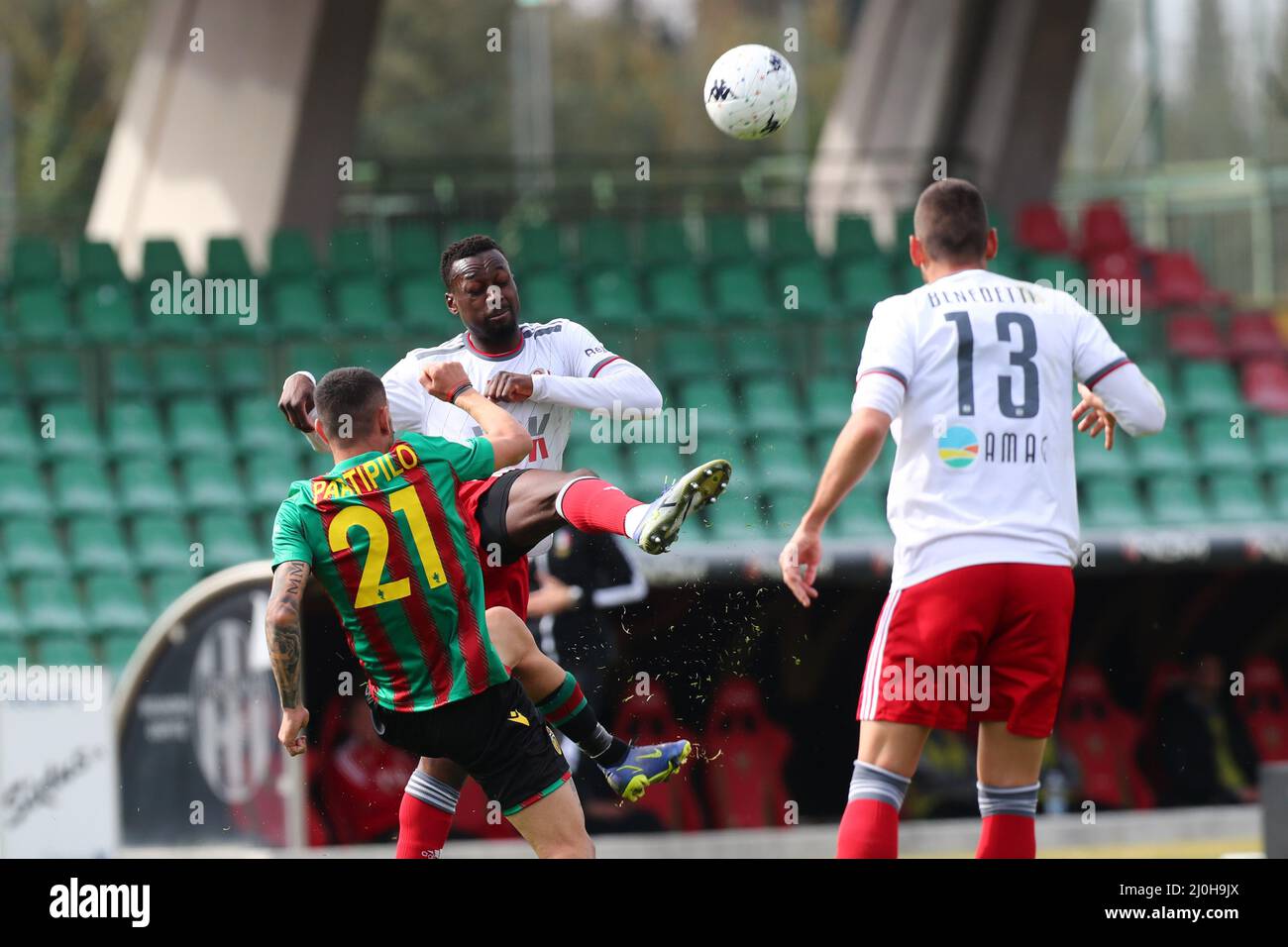 Stadio libero liberati, Terni, Italia, 19 marzo 2022, BA Abou Malal (Alessandria) VS Partpilo Anthony (Ternana) durante Ternana Calcio vs US Alessandria - Calcio Italiana Serie B match Foto Stock