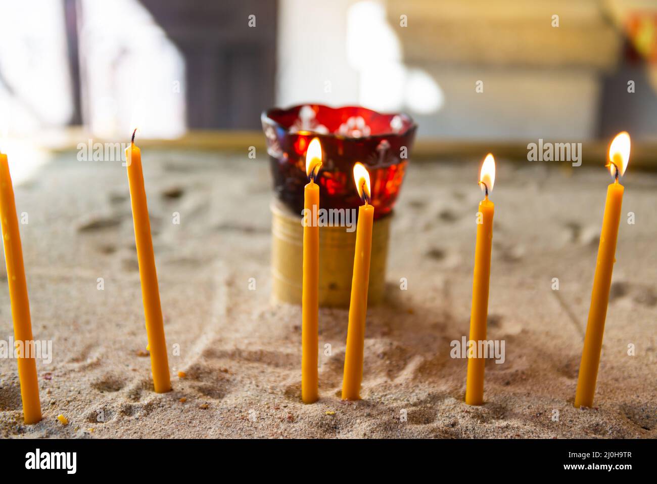 Candele luce in chiesa Foto Stock