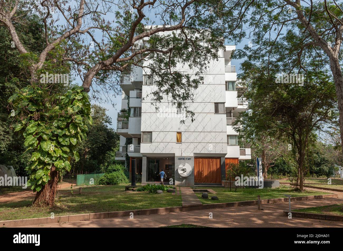 Auroville, India - 18 Marzo 2022: Comunità Citadines. L'edificio del Centro d'Arte. Foto Stock