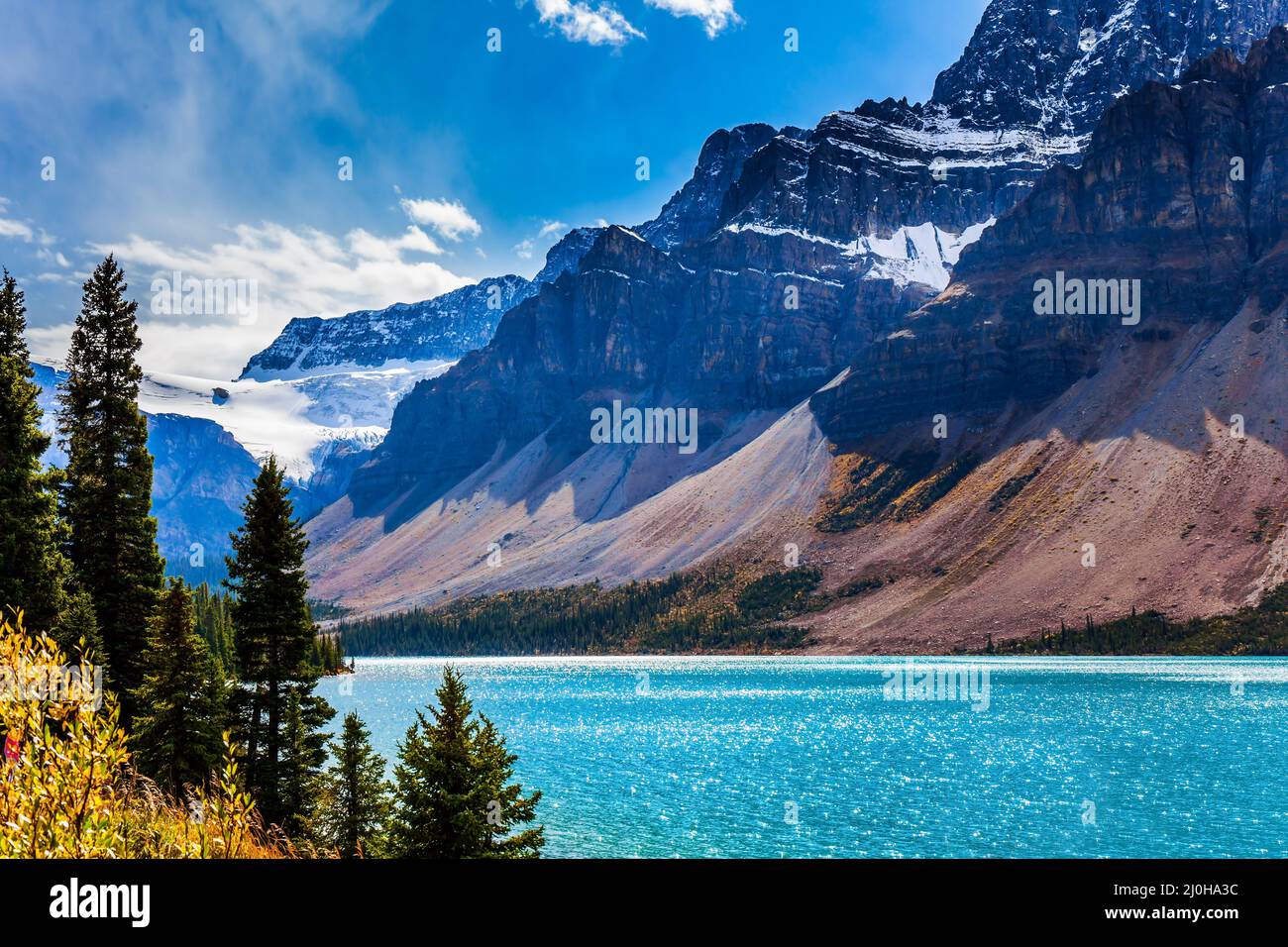 Il pittoresco ed enorme lago Bow Foto Stock