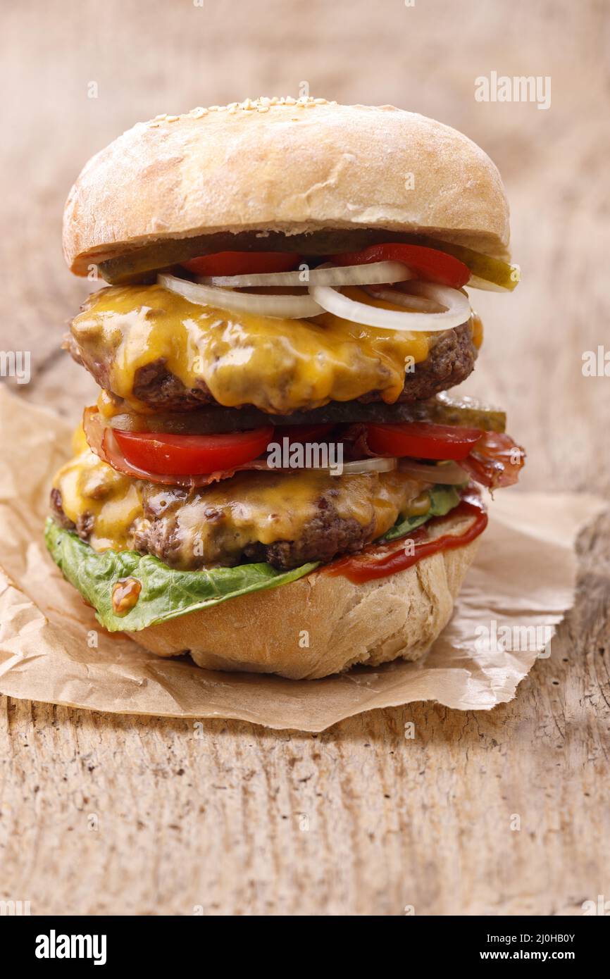 Cheeseburger fatto in casa su legno Foto Stock