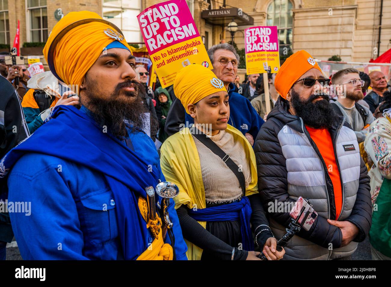 Londra, Regno Unito. 19th Mar 2022. Una famiglia di Sikh si unisce alla protesta - come parte di una manifestazione nazionale una marcia contro il razzismo in occasione della Giornata ONU contro il razzismo del 2022. La marcia inizia fuori dalla BBC su Langham Place ed è stato organizzato da Say No al razzismo sostenuto da diversi sindacati. Credit: Guy Bell/Alamy Live News Foto Stock