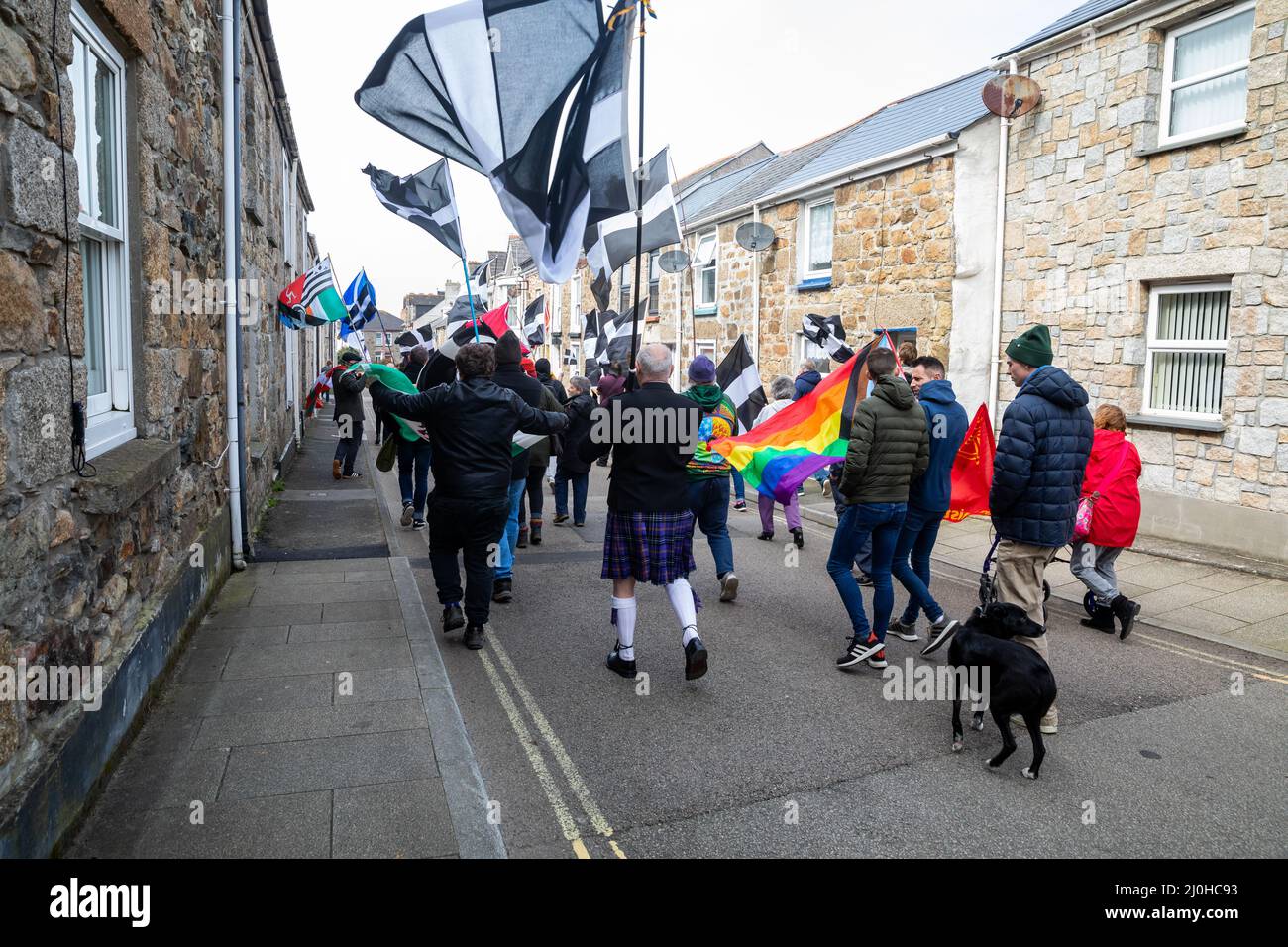 Cornovaglia, UK.19th Marzo 2022, Una marcia per il Kernow da parte del movimento campagna All Under One Banner (AUOB) si è svolta oggi a pranzo a Camborne con sostenitori che hanno contribuito a promuovere le cause di maggiore democrazia e autonomia. La cosa principale che desiderano riconoscere è la mancanza di alloggio e di alloggio in affitto per la gente locale come seconda casa proprietari, i proprietari stanno causando una crisi di alloggio affittando fuori proprietà per le case di vacanza, airbnb ecc. la gente del posto deve muoversi via dalla Cornovaglia per trovare le proprietà più poco costose poichè non possono permettersi i prezzi della Cornovaglia.accreditamento: Keith Larby/Alamy Live News Foto Stock