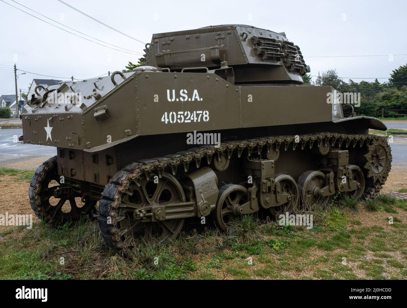 Batz sur Mer, Francia - 2 marzo 2022: Grand Blockhaus è un ex bunker delle pareti atlantiche trasformato in un museo. A 75mm M8 supporto motore Howitzer. Foto Stock