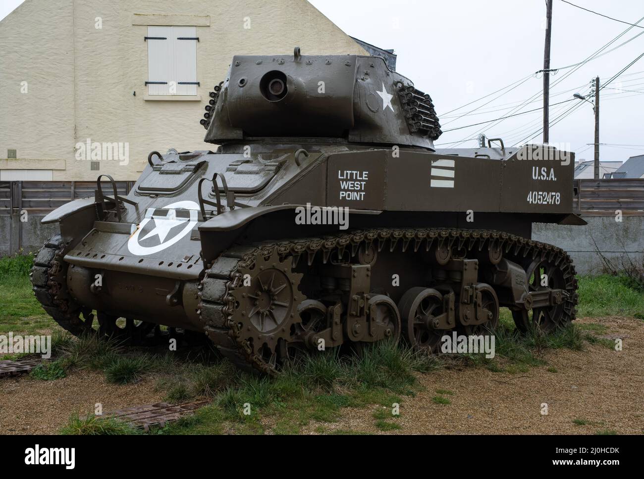 Batz sur Mer, Francia - 2 marzo 2022: Grand Blockhaus è un ex bunker delle pareti atlantiche trasformato in un museo. A 75mm M8 supporto motore Howitzer. Foto Stock