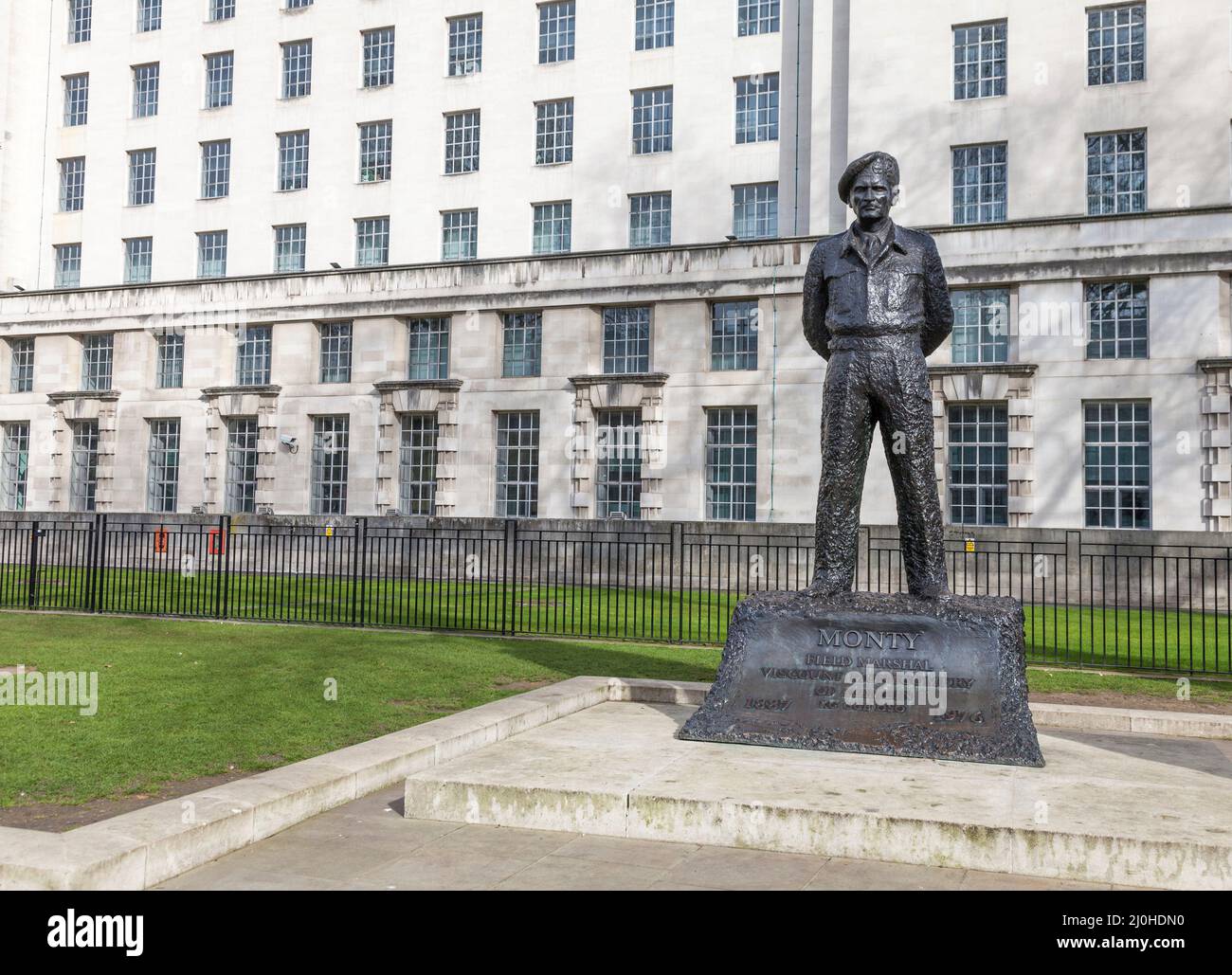 Statua di Bernard Montgomery, 1st Visconte Montgomery di Alamein fuori Whitehall a Londra, Inghilterra, Regno Unito Foto Stock