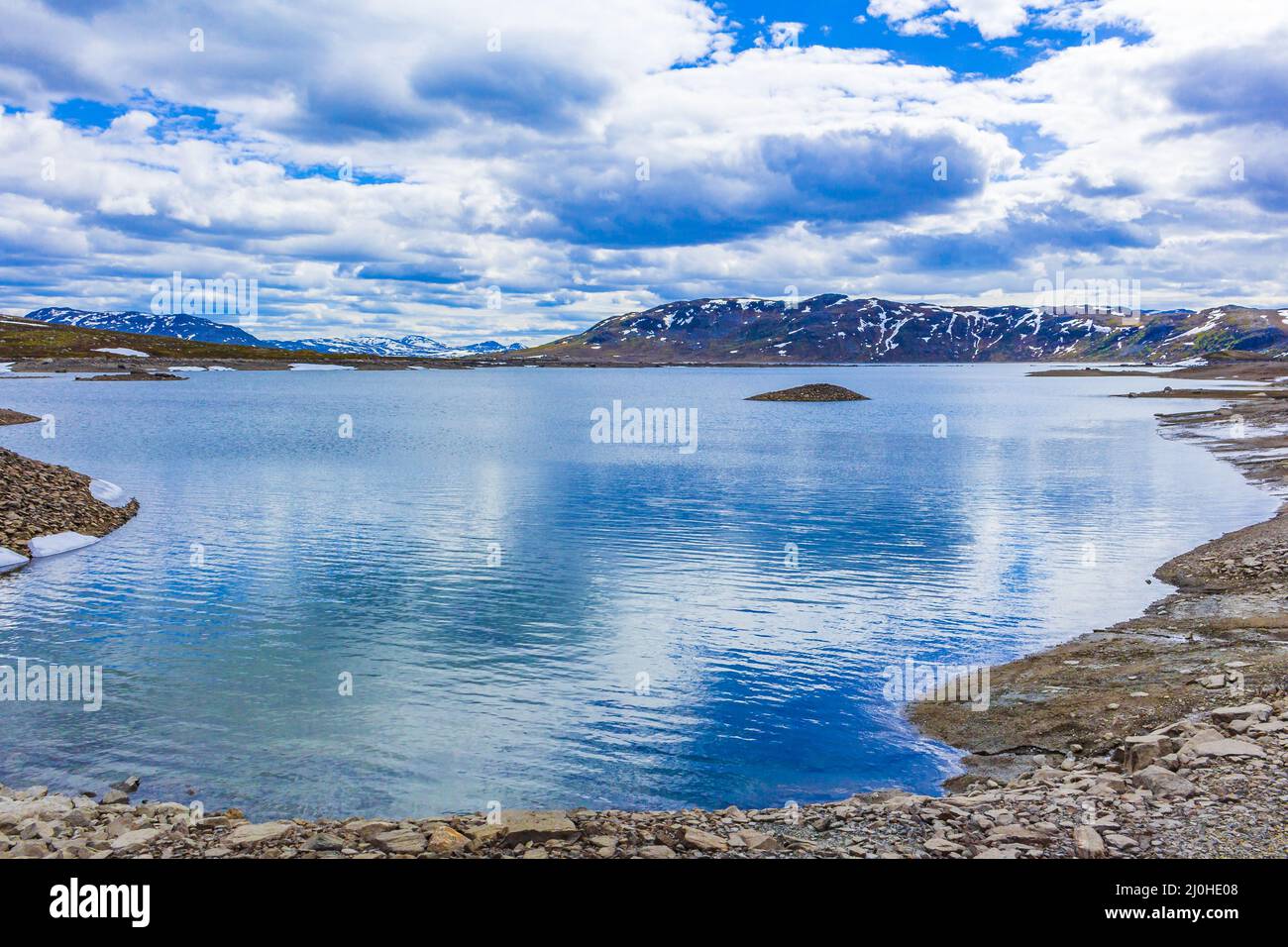 Incredibile lago di Vavatn panorama ruvido paesaggio massi montagne Hemsedal Norvegia. Foto Stock