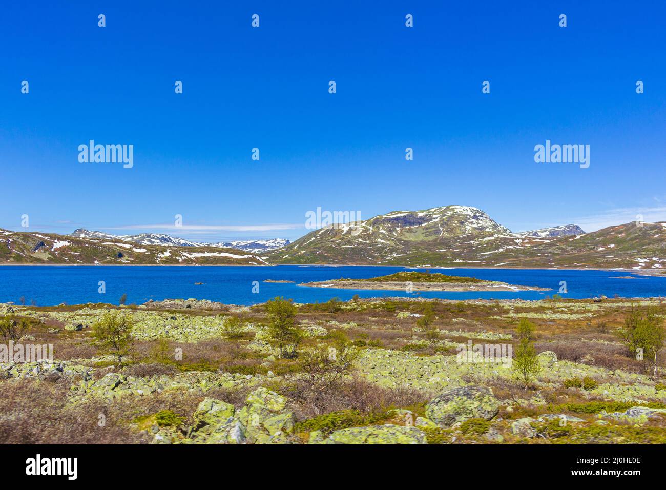 Incredibile lago di Vavatn panorama ruvido paesaggio massi montagne Hemsedal Norvegia. Foto Stock