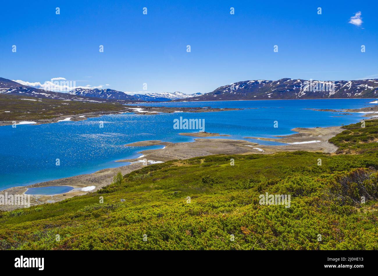 Incredibile lago di Vavatn panorama ruvido paesaggio massi montagne Hemsedal Norvegia. Foto Stock