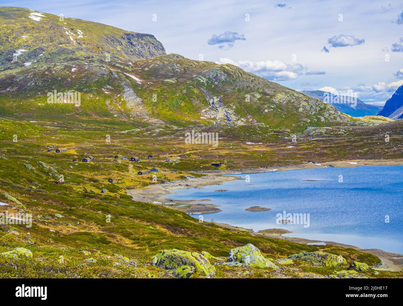 Incredibile lago di Vavatn panorama ruvido paesaggio massi montagne Hemsedal Norvegia. Foto Stock