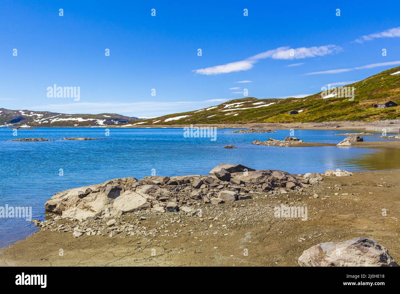 Incredibile lago di Vavatn panorama ruvido paesaggio massi montagne Hemsedal Norvegia. Foto Stock