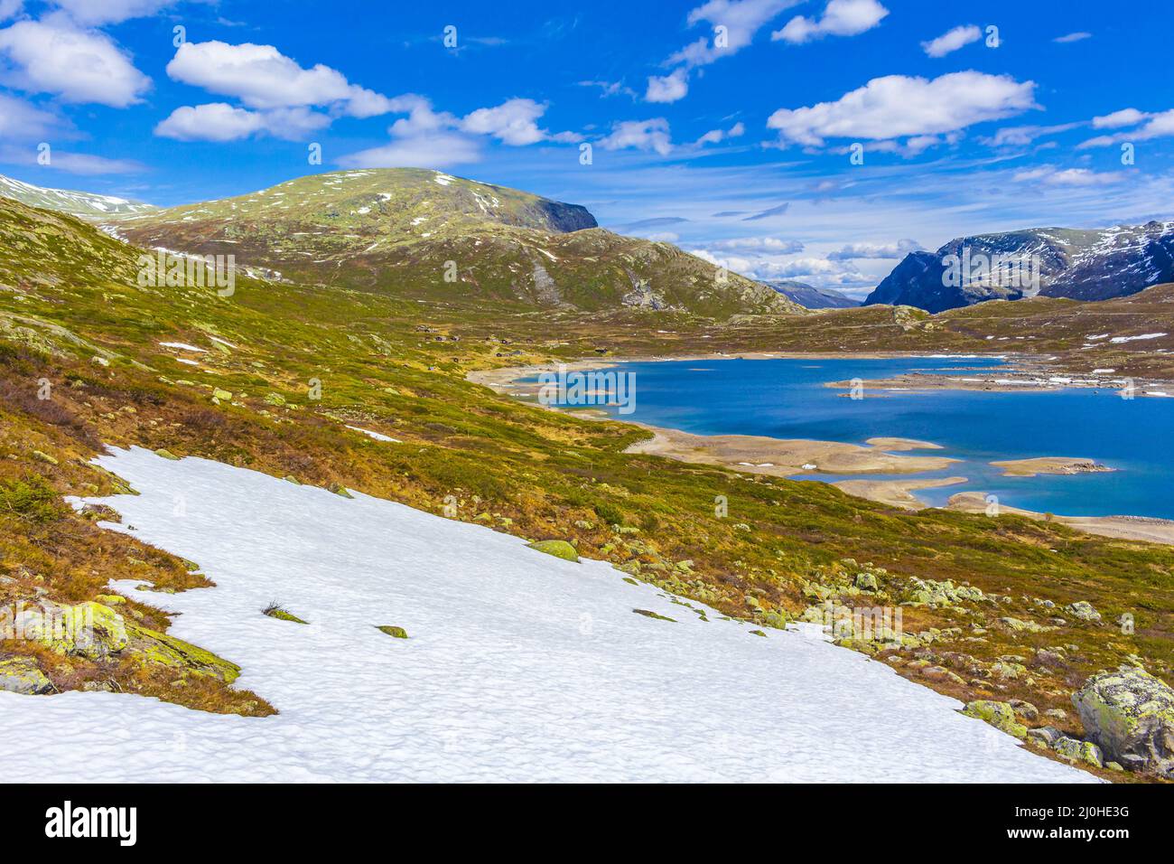 Incredibile lago di Vavatn panorama ruvido paesaggio massi montagne Hemsedal Norvegia. Foto Stock