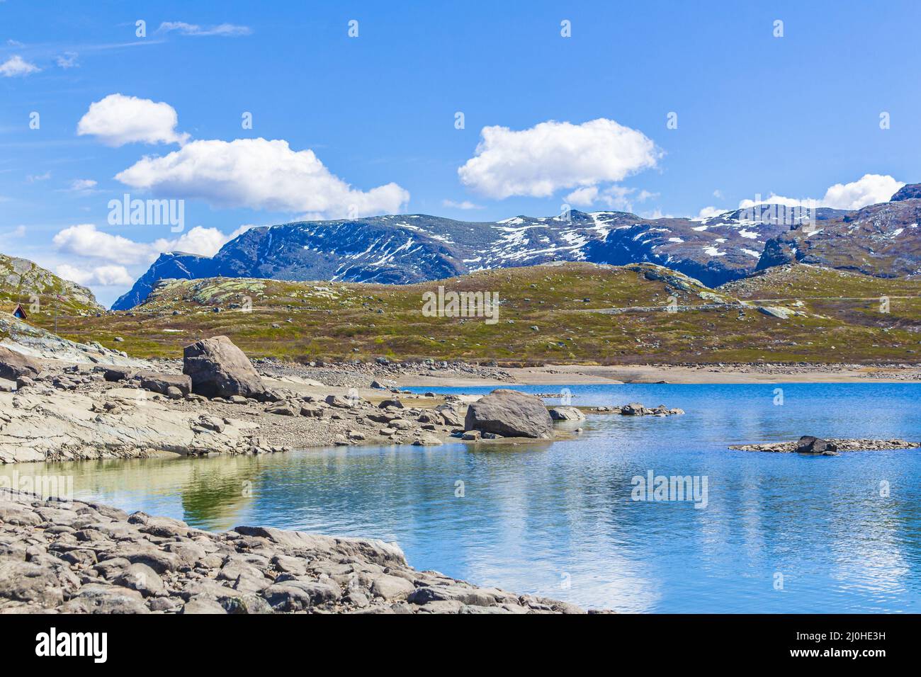 Incredibile lago di Vavatn panorama ruvido paesaggio massi montagne Hemsedal Norvegia. Foto Stock