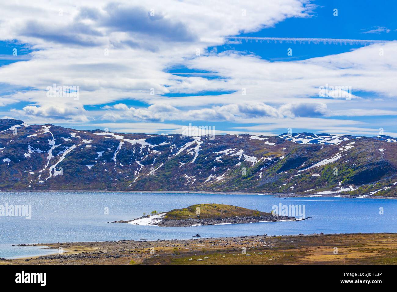 Incredibile lago di Vavatn panorama ruvido paesaggio massi montagne Hemsedal Norvegia. Foto Stock