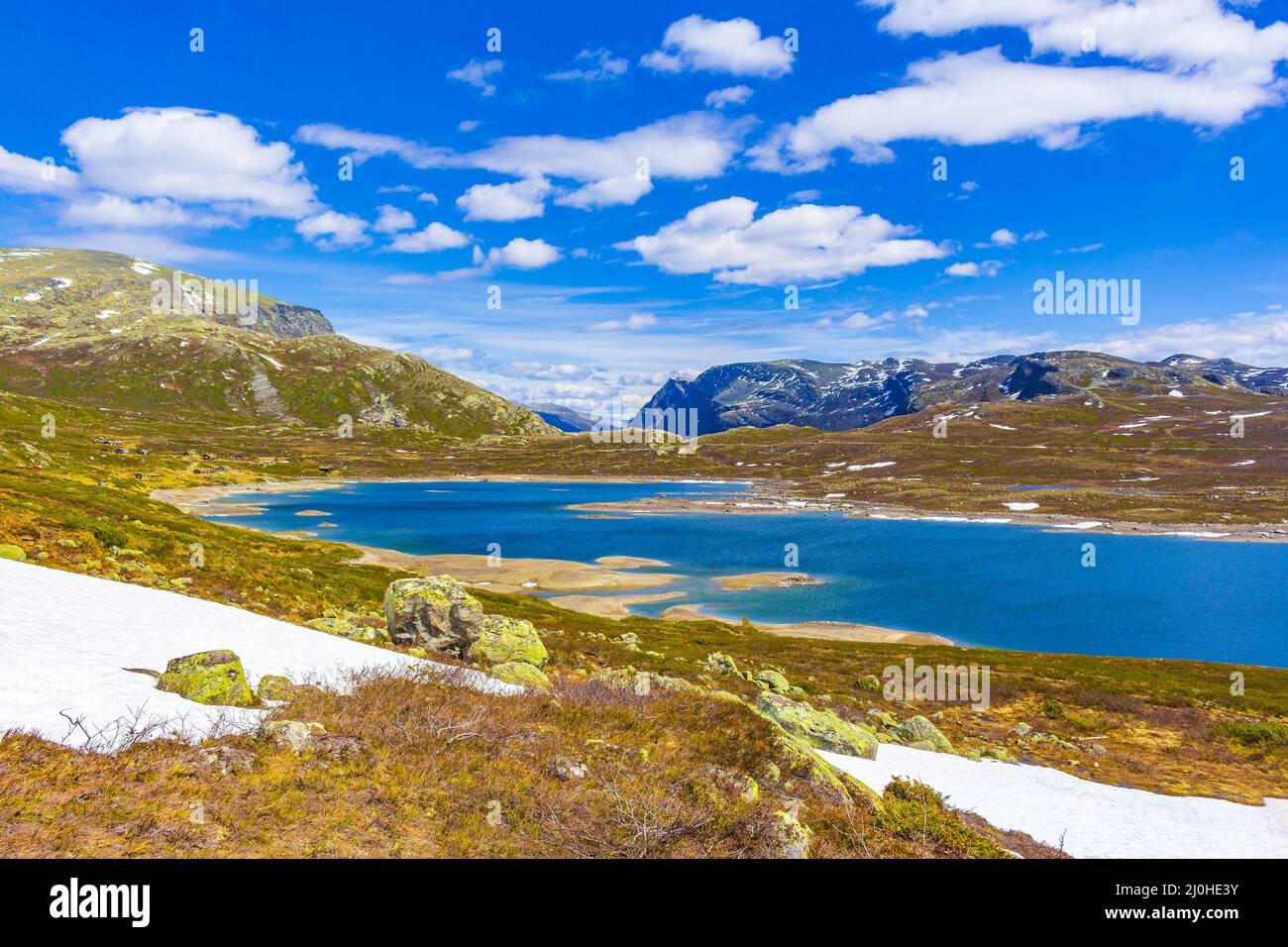 Incredibile lago di Vavatn panorama ruvido paesaggio massi montagne Hemsedal Norvegia. Foto Stock