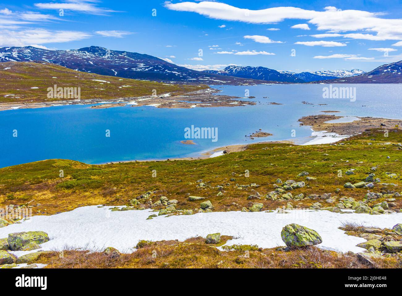 Incredibile lago di Vavatn panorama ruvido paesaggio massi montagne Hemsedal Norvegia. Foto Stock
