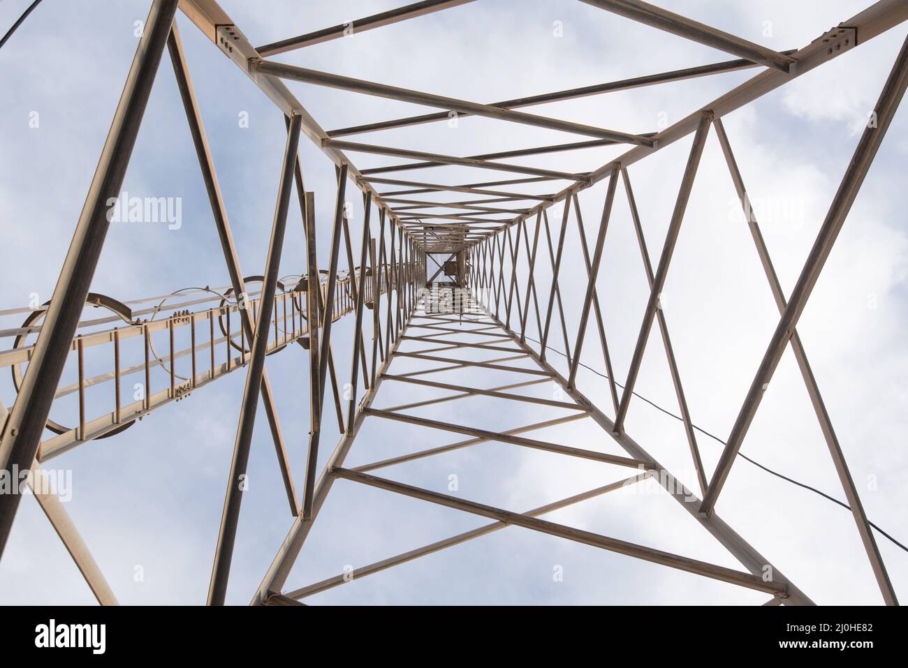 Struttura arrugginita metallica della torre di telecomunicazione che contiene antenne per trasmissione TV e radio. Foto Stock