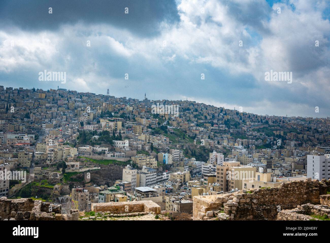 AMMAN JORDANIA 19-03-2022,-Amán, la capital de Jordania, es una ciudad moderna con numerosas ruinas antiguas. En lo alto de Foto Stock