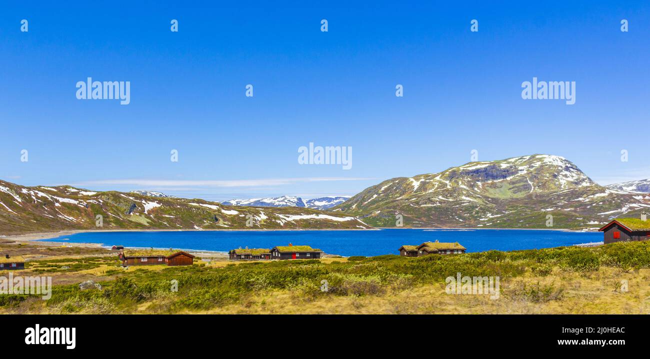 Vavatn lago panorama paesaggio cottage capanne nevose montagne Hemsedal Norvegia. Foto Stock