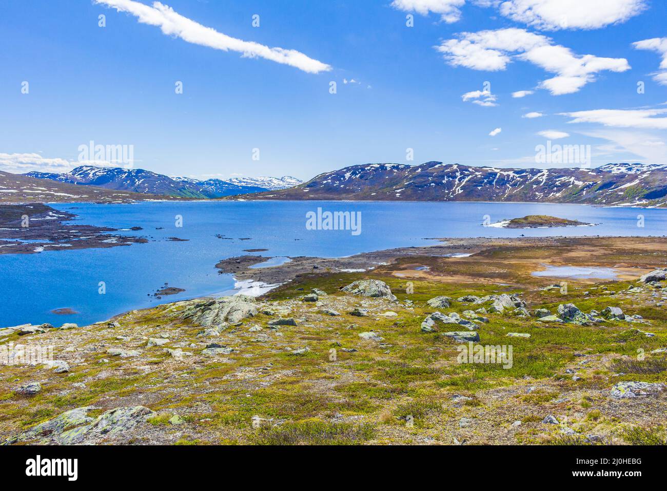 Incredibile lago di Vavatn panorama ruvido paesaggio massi montagne Hemsedal Norvegia. Foto Stock
