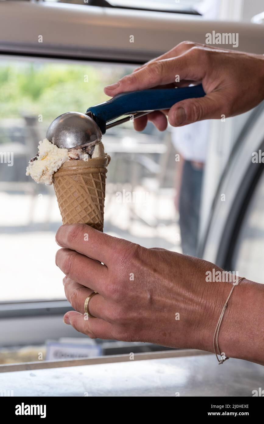Cucchiaio per gelato fresco in cono per waffle - cono per gelato close-up Foto Stock