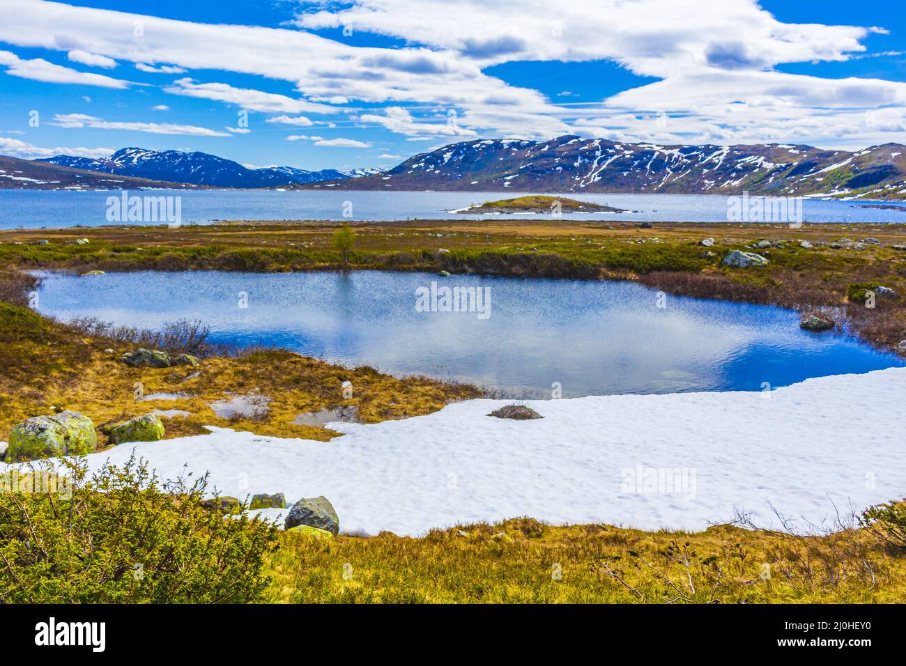 Incredibile lago di Vavatn panorama ruvido paesaggio massi montagne Hemsedal Norvegia. Foto Stock