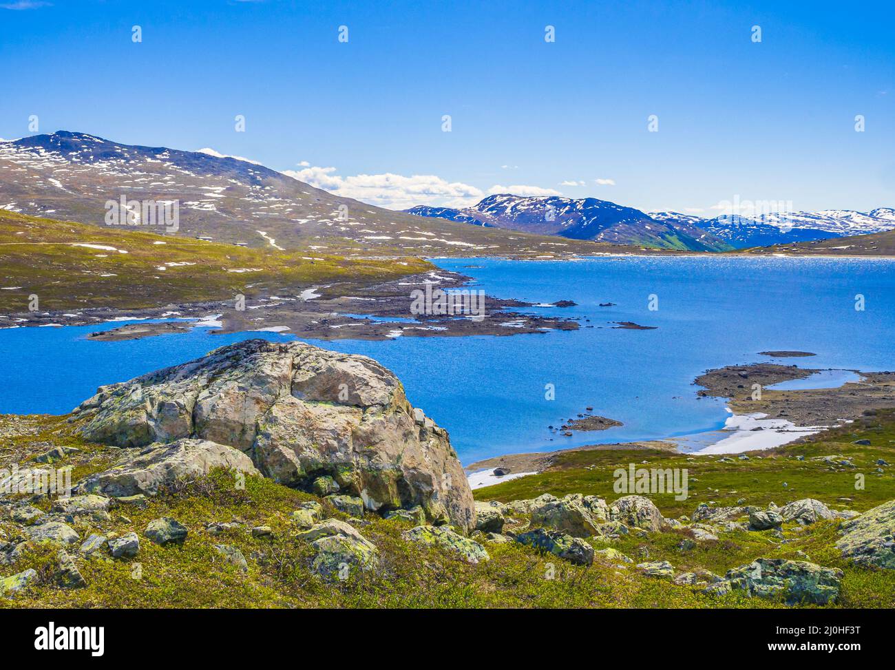 Incredibile lago di Vavatn panorama ruvido paesaggio massi montagne Hemsedal Norvegia. Foto Stock