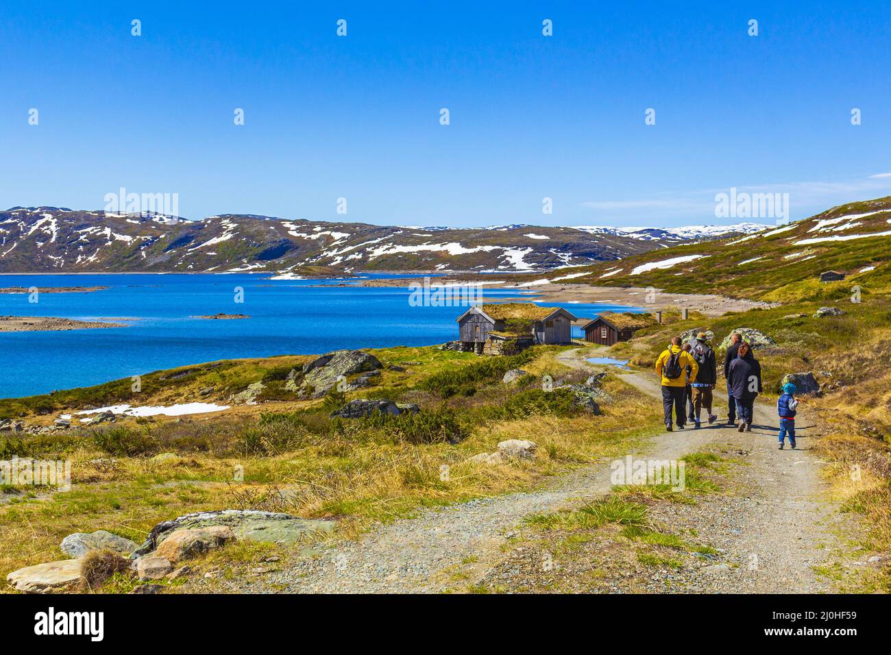 Escursionisti turisti e paesaggio del lago di Vavatn montagne Hemsedal Norvegia. Foto Stock