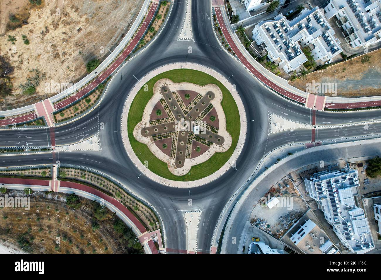 Vista aerea del drone di una rotonda dal design moderno. Nicosia Cipro Foto Stock